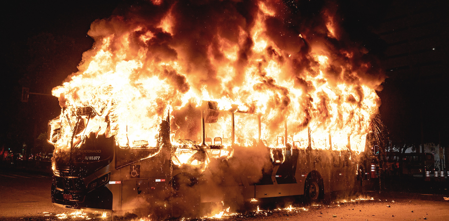 img-battery-storage-fire-safety-bus-flames
