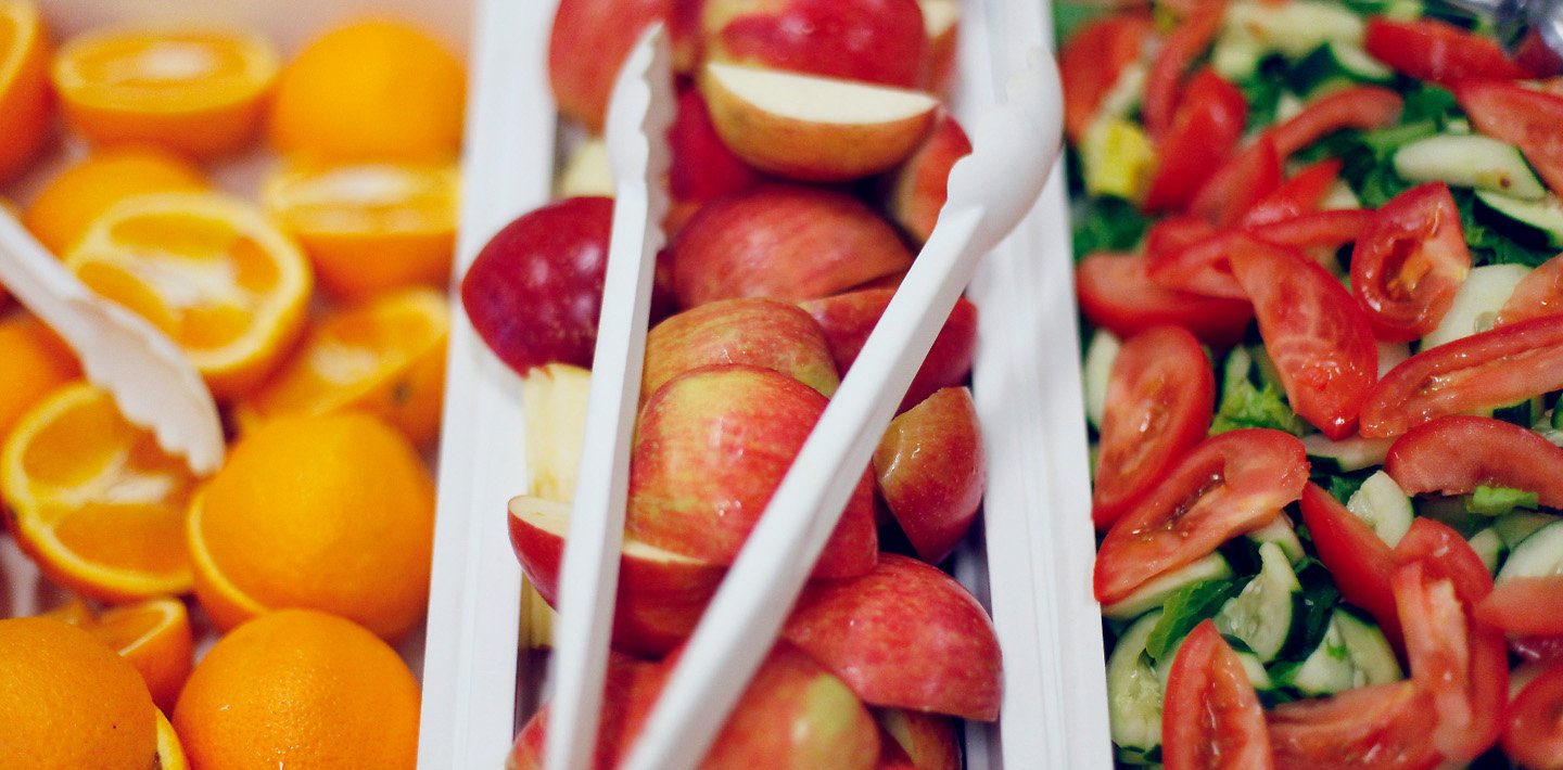img-plant-powered-nyc-lunches-oranges-apples-salad