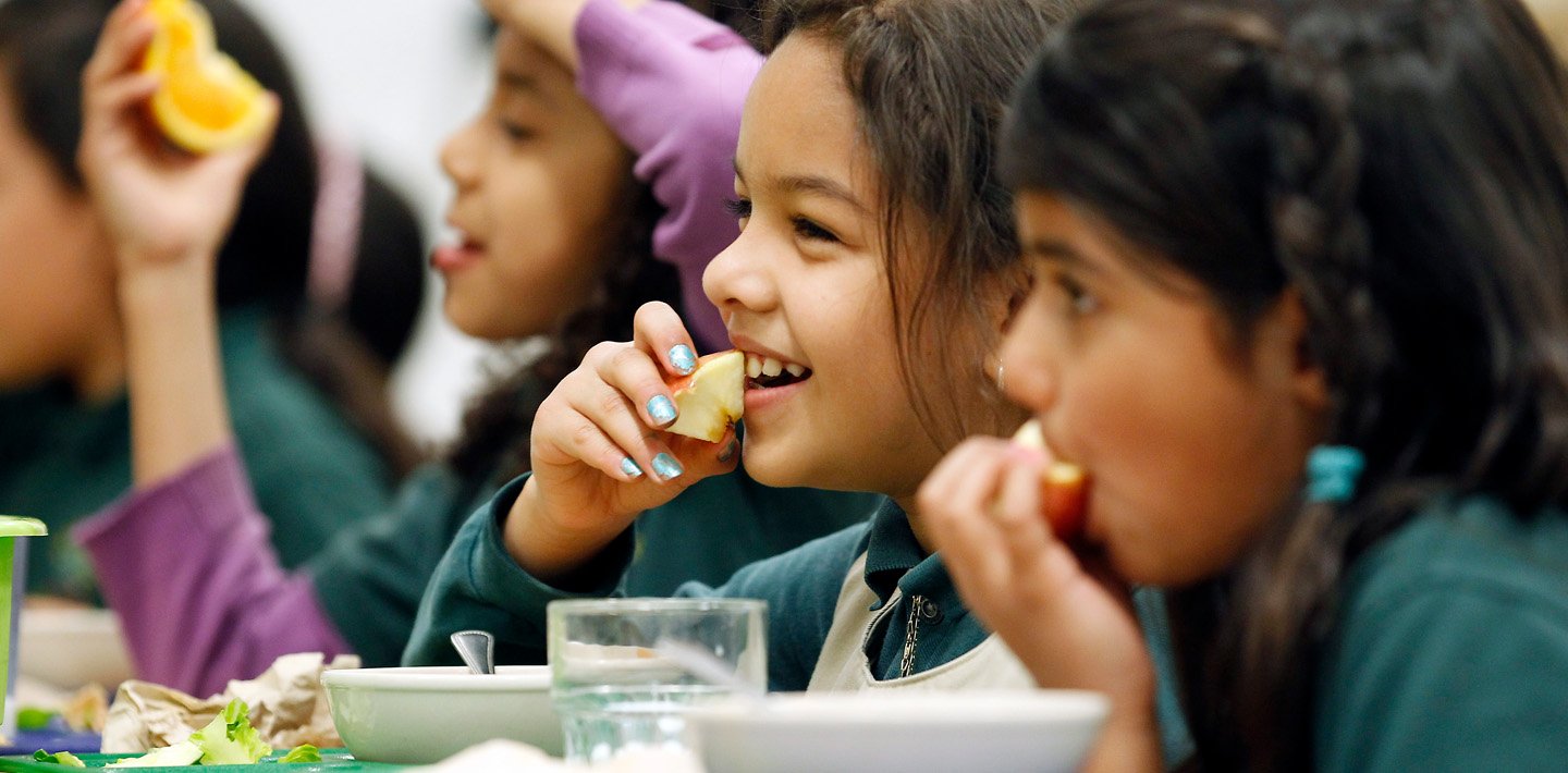img-plant-powered-nyc-lunches-students-eating